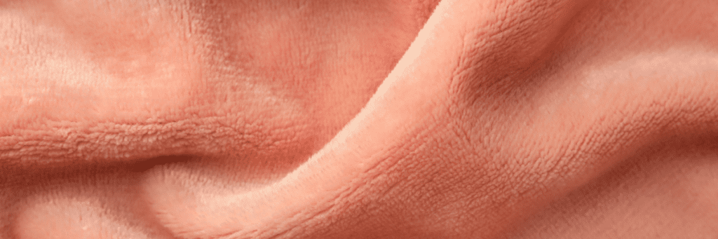 Pelüş Kumaşlı Kıyafetler: Moda Dünyasında Son Trendler